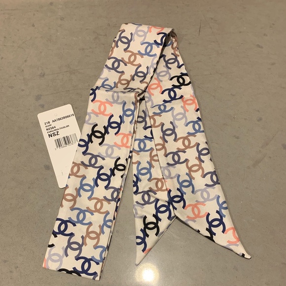 CHANEL Accessories - NWT Chanel 21B silk slim scarf